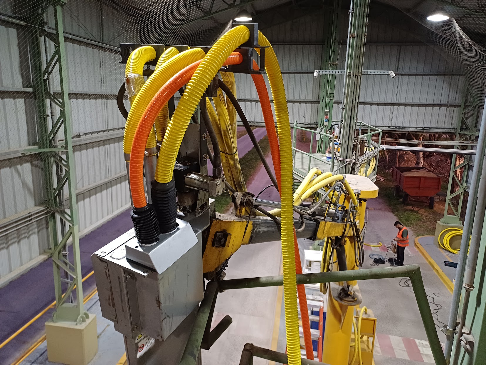 Mangueras del sistema T-Scanner en el interior de la planta de recepción