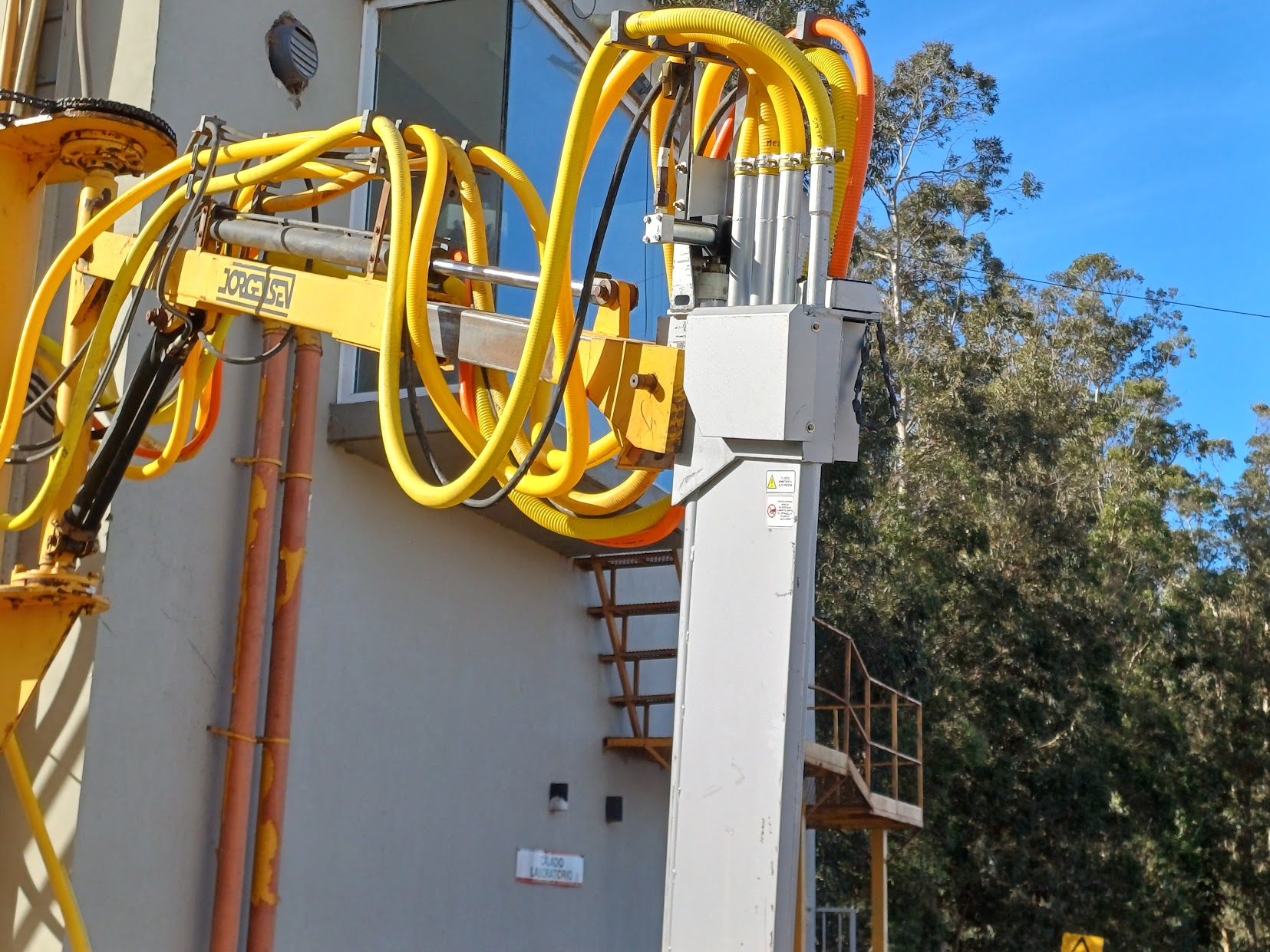 Mangueras hidráulicas y sonda caladora NIR T-Scanner en planta